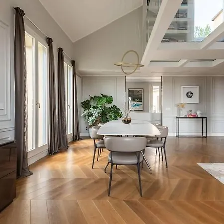 Apartamento Situado En Un Edificio De Principios Del Siglo Xx. Milano