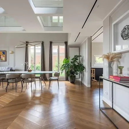 Daire Apartamento Situado En Un Edificio De Principios Del Siglo Xx. *
