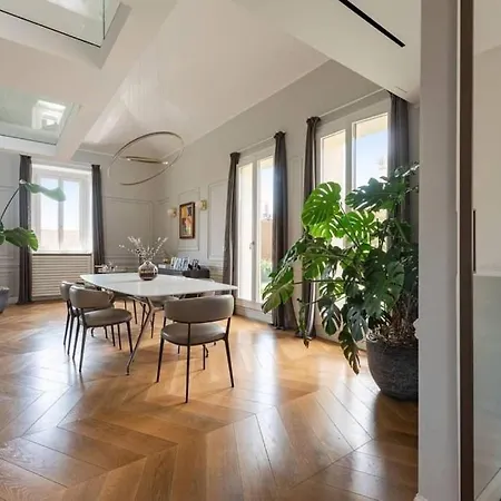Apartamento Situado En Un Edificio De Principios Del Siglo Xx. * Milano